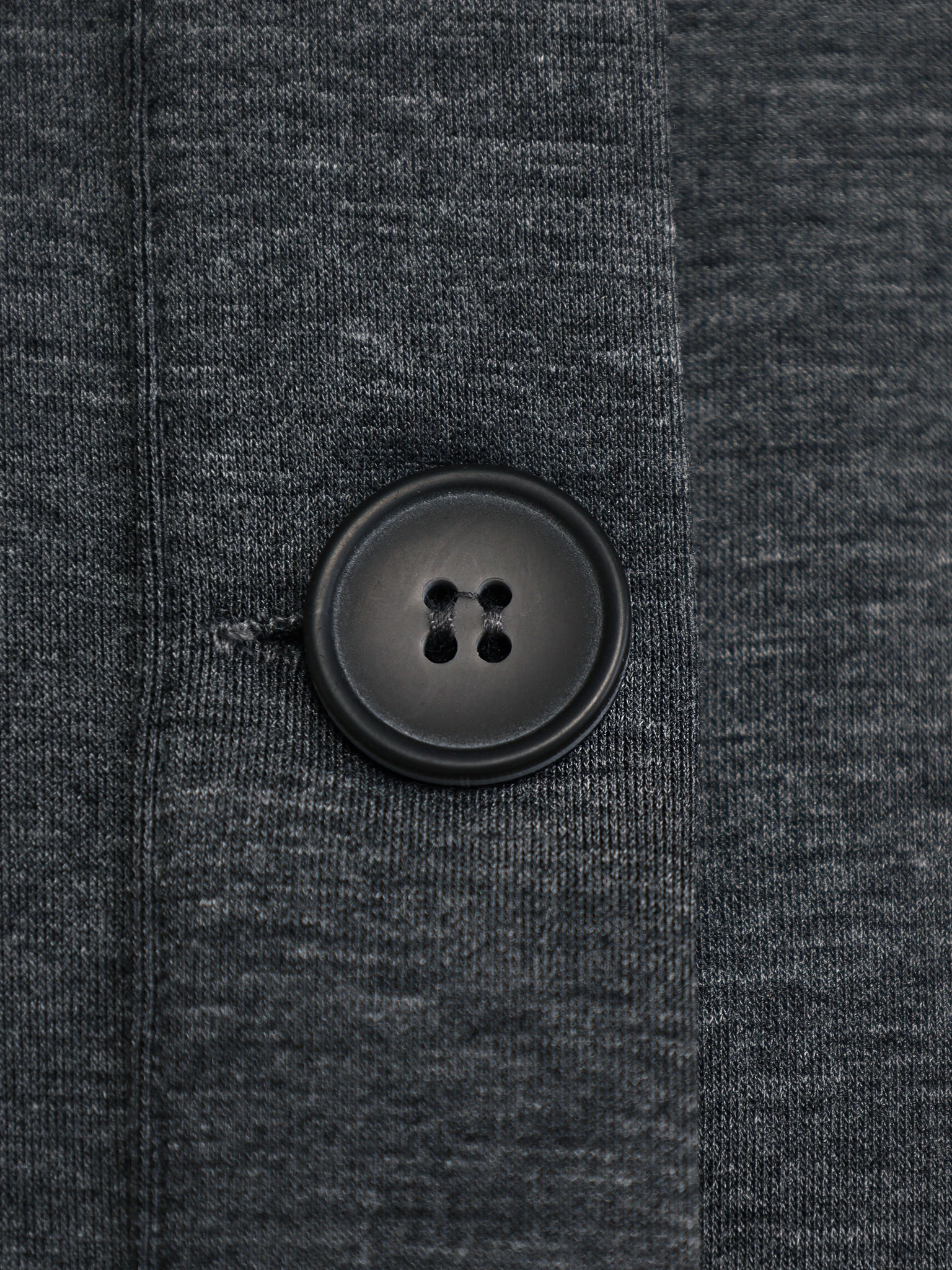 Жакет серого цвета с отложным воротником на пуговицах